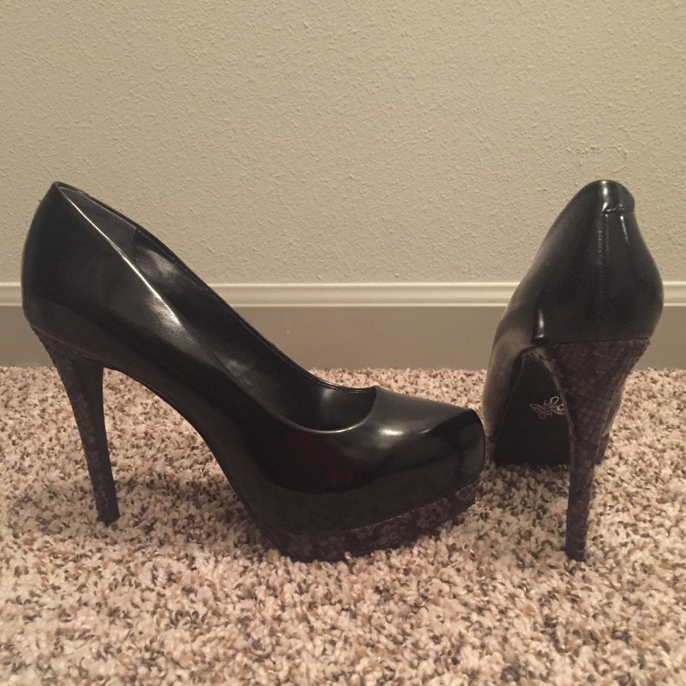 Simply Vera Black Snack Skin heels